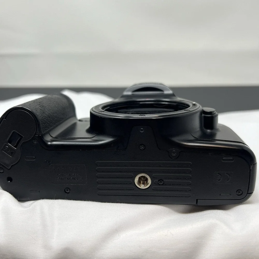 Canon EOS Rebel XS SLR 35mm Camera Body Canon EOS Rebel XS Camera Body ESTATE